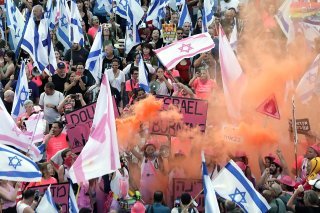 Comme chaque samedi, les manifestants sont à nouveau descendus dans la rue en Israël, ici à Tel-Aviv, pour dénoncer le projet de réforme judiciaire.